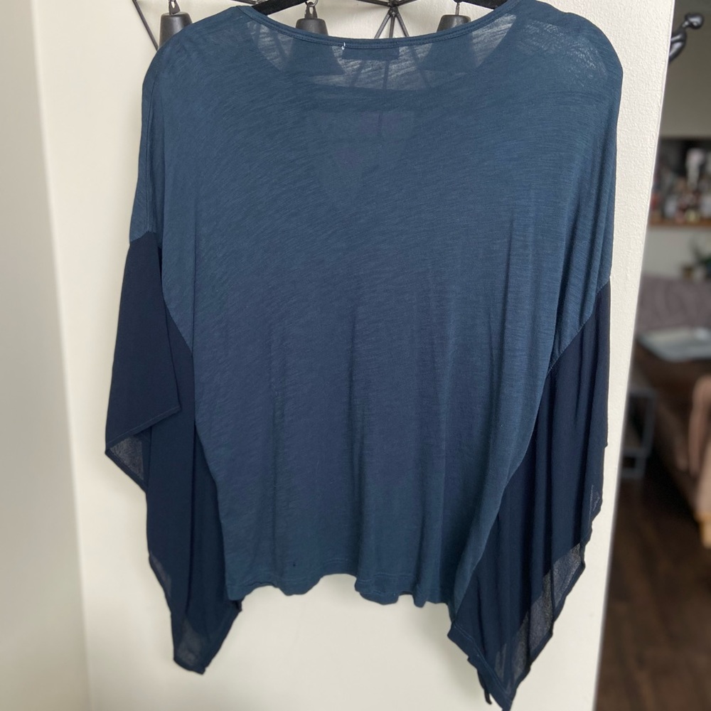 (4/$14) Dolman Flow Sleeve Key Hole Top - Picture 2 of 4